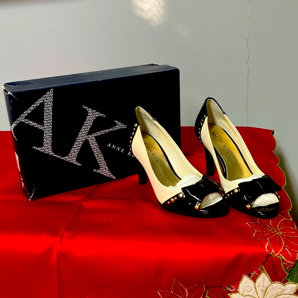Brand new women shoes in size 5, never worn. The perfect pair for this holidays